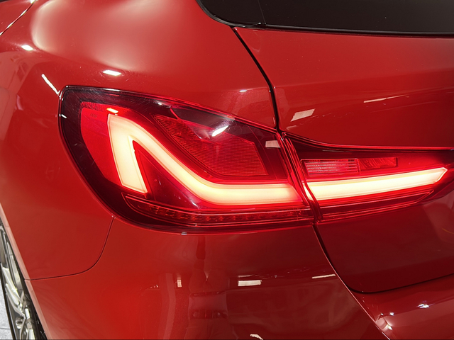 BMW Serie 1 118d color Rojo. Año 2024. 110KW(150CV). Diésel. En concesionario San Pablo Motor | Su Eminencia de Sevilla