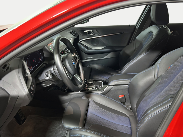 BMW Serie 1 118d color Rojo. Año 2024. 110KW(150CV). Diésel. En concesionario San Pablo Motor | Su Eminencia de Sevilla