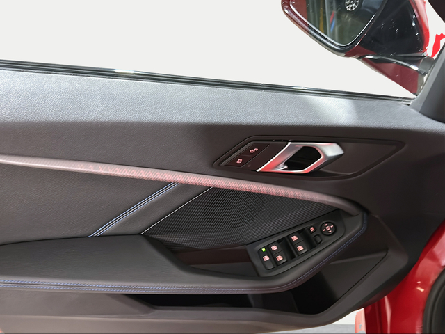 BMW Serie 1 118d color Rojo. Año 2024. 110KW(150CV). Diésel. En concesionario San Pablo Motor | Su Eminencia de Sevilla