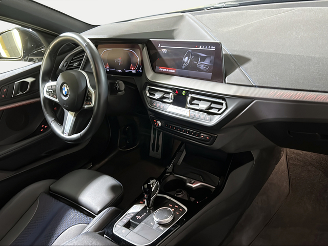 BMW Serie 1 118d color Gris. Año 2024. 110KW(150CV). Diésel. En concesionario San Pablo Motor | Su Eminencia de Sevilla