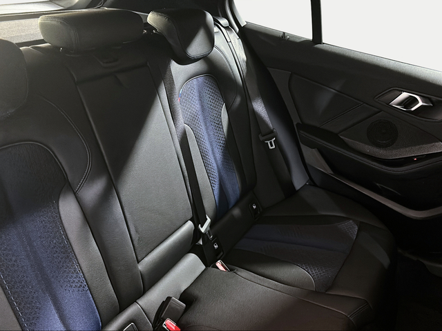 BMW Serie 1 118d color Gris. Año 2024. 110KW(150CV). Diésel. En concesionario San Pablo Motor | Su Eminencia de Sevilla