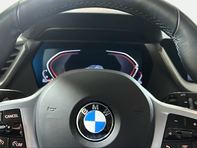 BMW Serie 1 118d color Gris. Año 2024. 110KW(150CV). Diésel. En concesionario San Pablo Motor | Su Eminencia de Sevilla