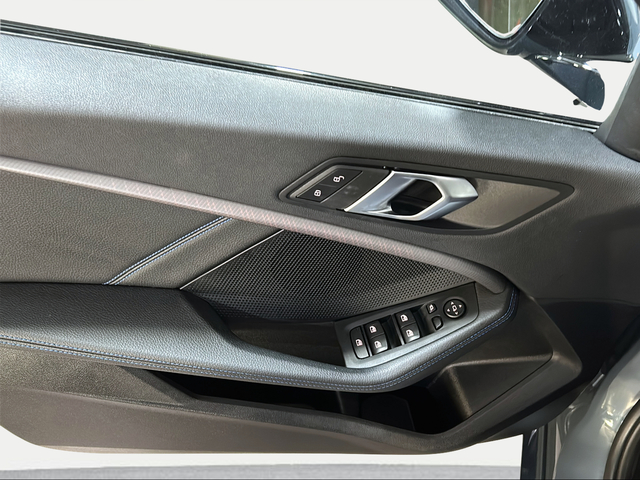 BMW Serie 1 118d color Gris. Año 2024. 110KW(150CV). Diésel. En concesionario San Pablo Motor | Su Eminencia de Sevilla