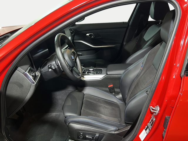 BMW Serie 3 320d color Rojo. Año 2024. 140KW(190CV). Diésel. En concesionario San Pablo Motor | Su Eminencia de Sevilla