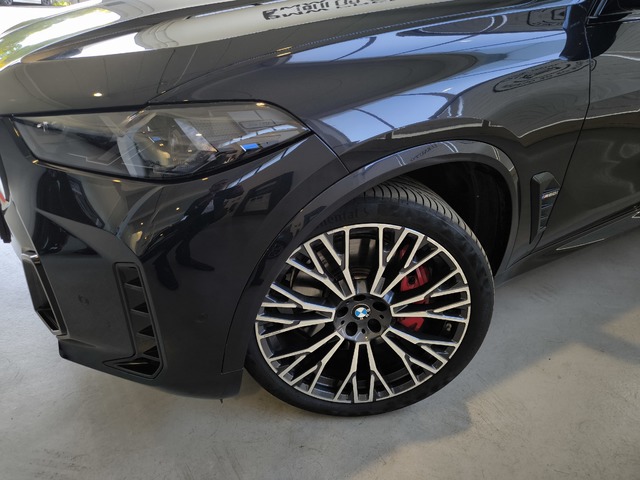 BMW X5 M60i color Negro. Año 2024. 390KW(530CV). Gasolina. En concesionario Lurauto - Gipuzkoa de Guipuzcoa