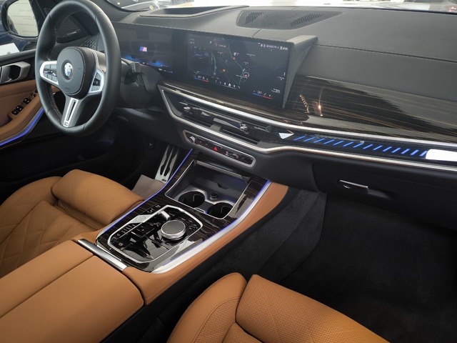 BMW X5 M60i color Negro. Año 2024. 390KW(530CV). Gasolina. En concesionario Lurauto - Gipuzkoa de Guipuzcoa