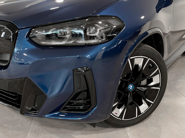 BMW iX3 M Sport color Azul. Año 2025. 210KW(286CV). Eléctrico. En concesionario Engasa S.A. de Valencia