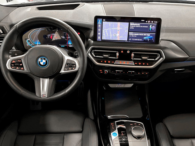 BMW iX3 M Sport color Azul. Año 2025. 210KW(286CV). Eléctrico. En concesionario Engasa S.A. de Valencia