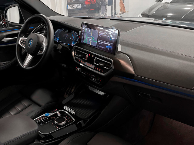 BMW iX3 M Sport color Azul. Año 2025. 210KW(286CV). Eléctrico. En concesionario Engasa S.A. de Valencia