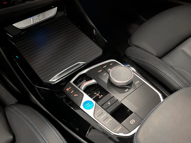BMW iX3 M Sport color Azul. Año 2025. 210KW(286CV). Eléctrico. En concesionario Engasa S.A. de Valencia