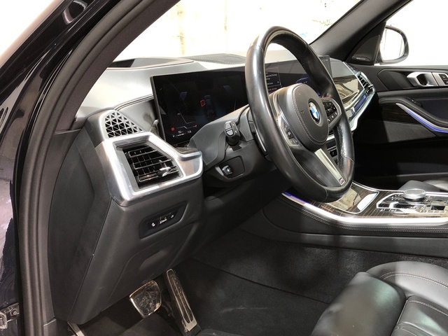 BMW X5 xDrive30d color Negro. Año 2024. 219KW(298CV). Diésel. En concesionario Movilnorte El Carralero de Madrid