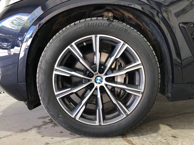 BMW X5 xDrive30d color Negro. Año 2024. 219KW(298CV). Diésel. En concesionario Movilnorte El Carralero de Madrid