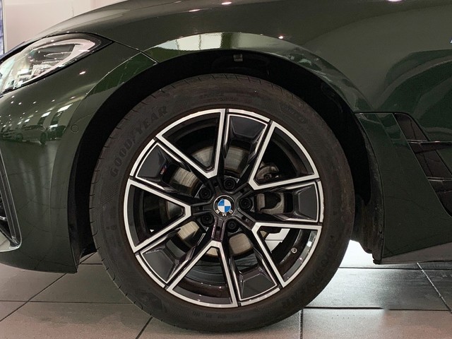 BMW Serie 4 420d Gran Coupe color Verde. Año 2024. 140KW(190CV). Diésel. En concesionario Celtamotor Lalín de Pontevedra