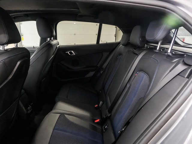 BMW Serie 1 118d color Gris. Año 2024. 110KW(150CV). Diésel. En concesionario Oliva Motor Tarragona de Tarragona