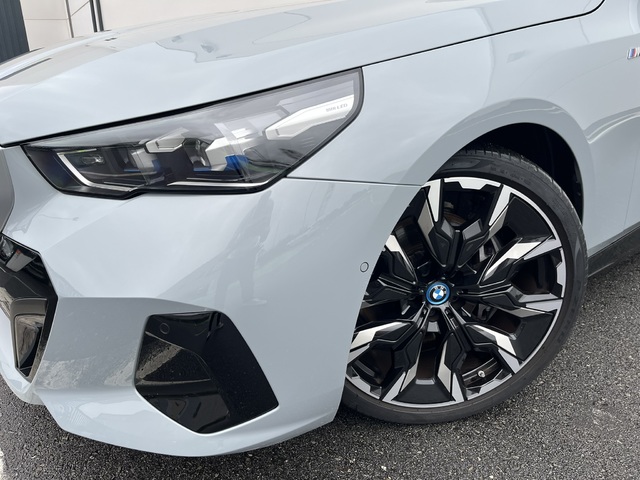 BMW i5 eDrive40 color Gris. Año 2023. 250KW(340CV). Eléctrico. En concesionario Novomóvil Oleiros de Coruña