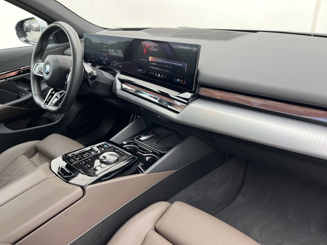 BMW i5 eDrive40 color Gris. Año 2023. 250KW(340CV). Eléctrico. En concesionario Novomóvil Oleiros de Coruña