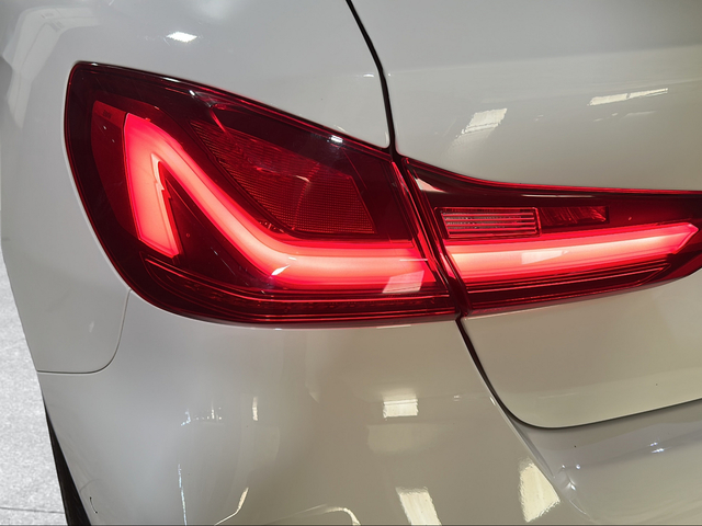 BMW Serie 1 118d color Blanco. Año 2022. 110KW(150CV). Diésel. En concesionario San Pablo Motor | Su Eminencia de Sevilla