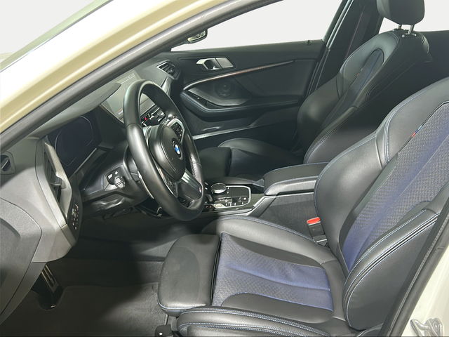 BMW Serie 1 118d color Blanco. Año 2022. 110KW(150CV). Diésel. En concesionario San Pablo Motor | Su Eminencia de Sevilla