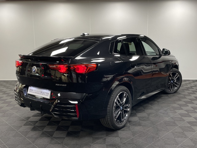 BMW iX2 xDrive30 color Negro. Año 2025. 230KW(313CV). Eléctrico. En concesionario Maberauto de Castellón