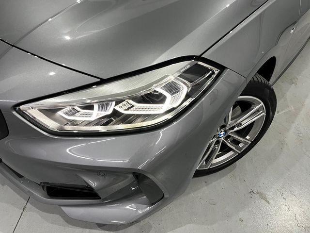 BMW Serie 1 118d color Gris. Año 2024. 110KW(150CV). Diésel. En concesionario Unicars Ponent de Lleida