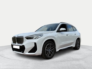 Fotos de BMW iX1 xDrive30 color Blanco. Año 2025. 230KW(313CV). Eléctrico. En concesionario Motri Motor Jaén de Jaén