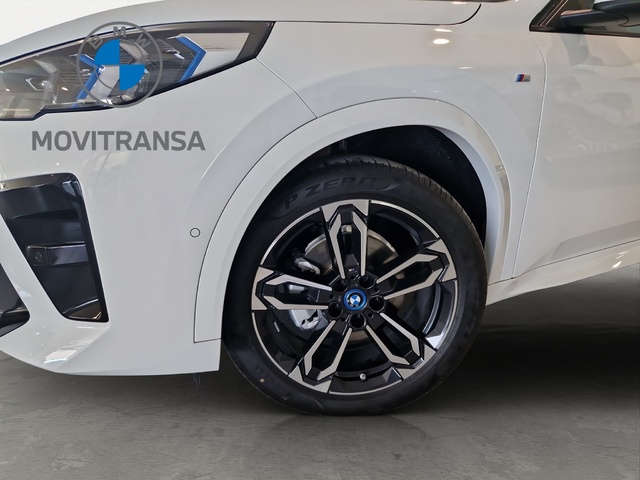 BMW iX2 eDrive20 color Blanco. Año 2025. 150KW(204CV). Eléctrico. En concesionario Movitransa Cars Huelva de Huelva