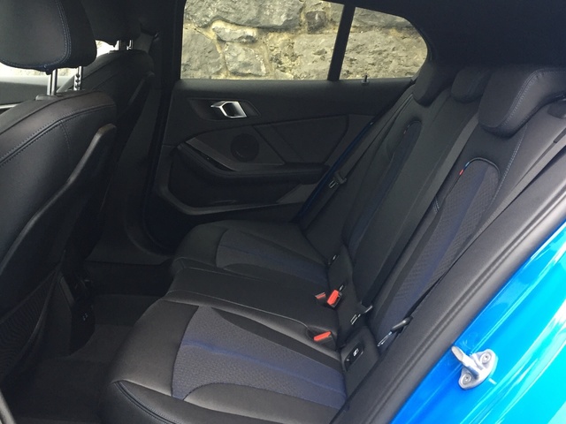 BMW Serie 1 118i color Azul. Año 2024. 103KW(140CV). Gasolina. En concesionario Grünblau Motor (Bmw y Mini) de Cantabria