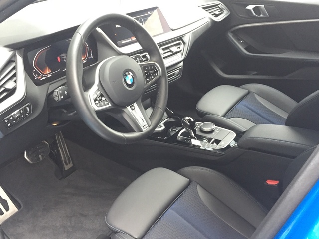 BMW Serie 1 118i color Azul. Año 2024. 103KW(140CV). Gasolina. En concesionario Grünblau Motor (Bmw y Mini) de Cantabria