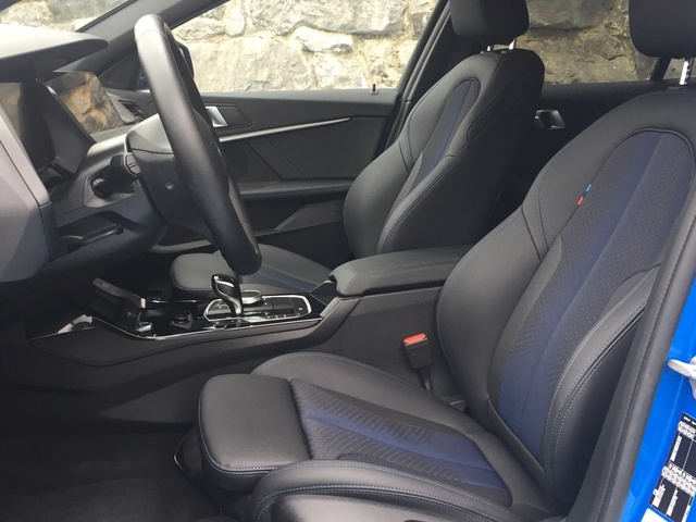 BMW Serie 1 118i color Azul. Año 2024. 103KW(140CV). Gasolina. En concesionario Grünblau Motor (Bmw y Mini) de Cantabria