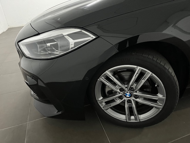 BMW Serie 1 118i color Negro. Año 2024. 103KW(140CV). Gasolina. En concesionario Amiocar S.A. de Coruña