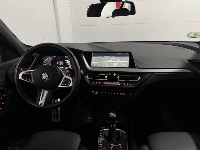 BMW Serie 1 118i color Negro. Año 2024. 103KW(140CV). Gasolina. En concesionario Amiocar S.A. de Coruña