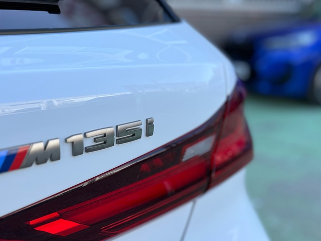BMW Serie 1 M135i color Blanco. Año 2024. 225KW(306CV). Gasolina. En concesionario Celtamotor Vigo de Pontevedra