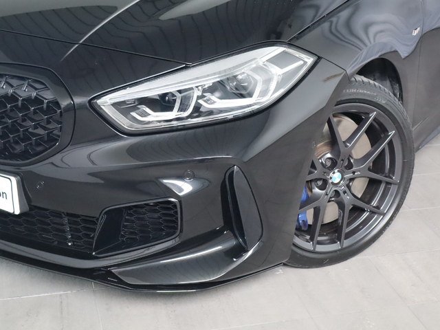 BMW Serie 1 M135i color Negro. Año 2022. 225KW(306CV). Gasolina. En concesionario Pruna Motor de Barcelona