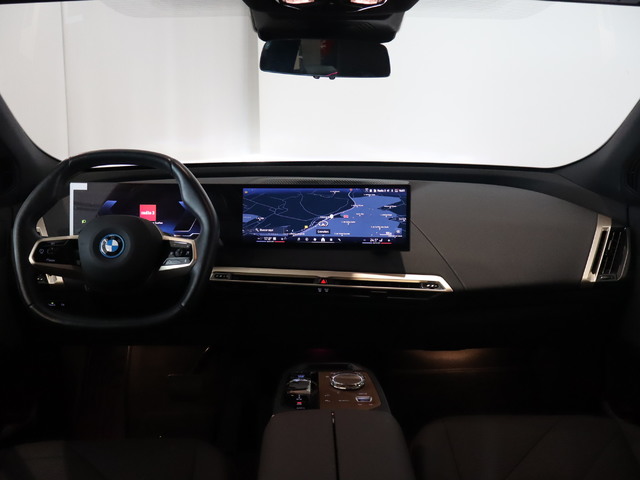 BMW iX xDrive40 color Blanco. Año 2025. 240KW(326CV). Eléctrico. En concesionario Pruna Motor de Barcelona
