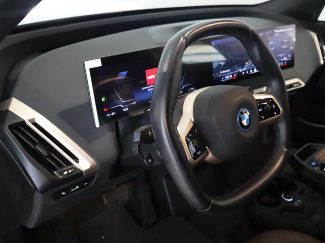 BMW iX xDrive40 color Blanco. Año 2025. 240KW(326CV). Eléctrico. En concesionario Pruna Motor de Barcelona