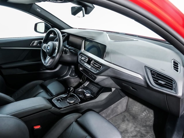 BMW Serie 1 M135i color Rojo. Año 2023. 225KW(306CV). Gasolina. En concesionario Oliva Motor Tarragona de Tarragona