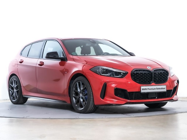 BMW Serie 1 M135i color Rojo. Año 2023. 225KW(306CV). Gasolina. En concesionario Oliva Motor Tarragona de Tarragona