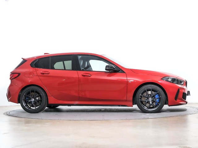 BMW Serie 1 M135i color Rojo. Año 2023. 225KW(306CV). Gasolina. En concesionario Oliva Motor Tarragona de Tarragona