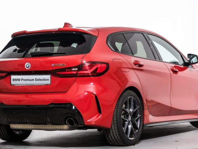 BMW Serie 1 M135i color Rojo. Año 2023. 225KW(306CV). Gasolina. En concesionario Oliva Motor Tarragona de Tarragona