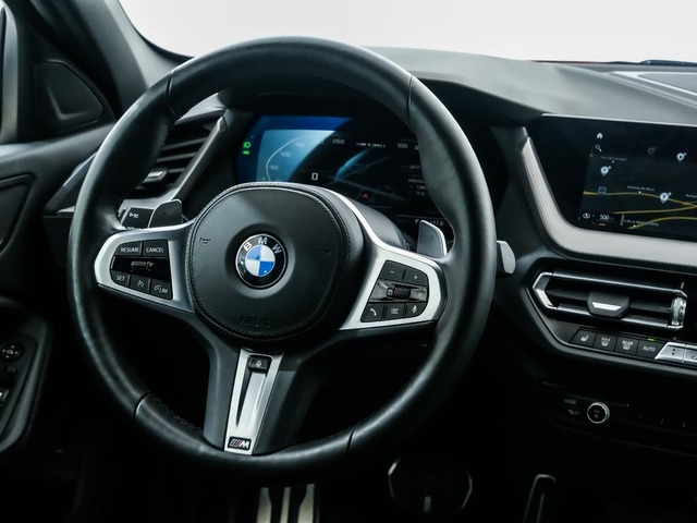 BMW Serie 1 M135i color Rojo. Año 2023. 225KW(306CV). Gasolina. En concesionario Oliva Motor Tarragona de Tarragona