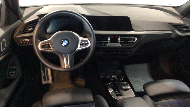 BMW Serie 1 118i color Blanco. Año 2024. 103KW(140CV). Gasolina. En concesionario BYmyCAR Madrid - Alcalá de Madrid