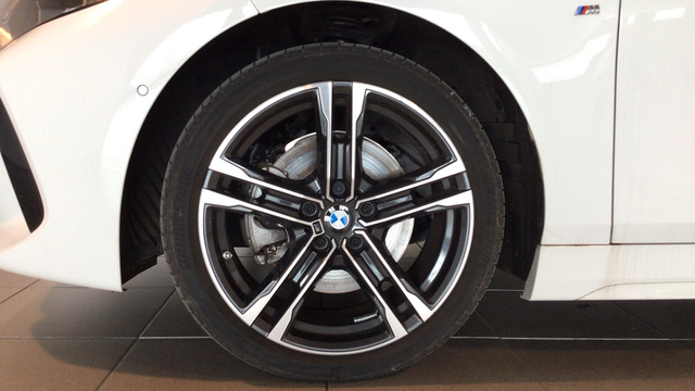 BMW Serie 1 118i color Blanco. Año 2024. 103KW(140CV). Gasolina. En concesionario BYmyCAR Madrid - Alcalá de Madrid