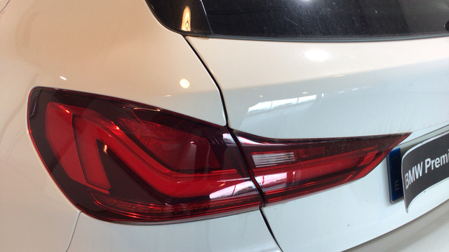 BMW Serie 1 118i color Blanco. Año 2024. 103KW(140CV). Gasolina. En concesionario BYmyCAR Madrid - Alcalá de Madrid