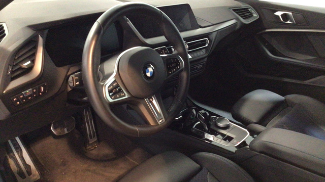 BMW Serie 1 118i color Blanco. Año 2024. 103KW(140CV). Gasolina. En concesionario BYmyCAR Madrid - Alcalá de Madrid