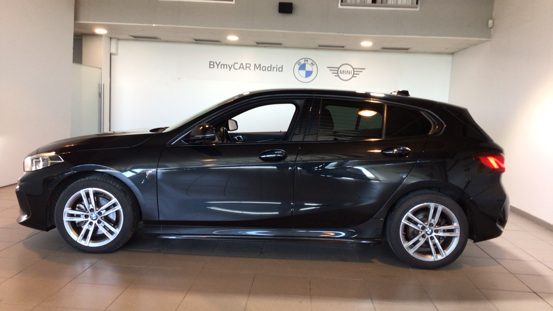 BMW Serie 1 118d color Negro. Año 2024. 110KW(150CV). Diésel. En concesionario BYmyCAR Madrid - Alcalá de Madrid
