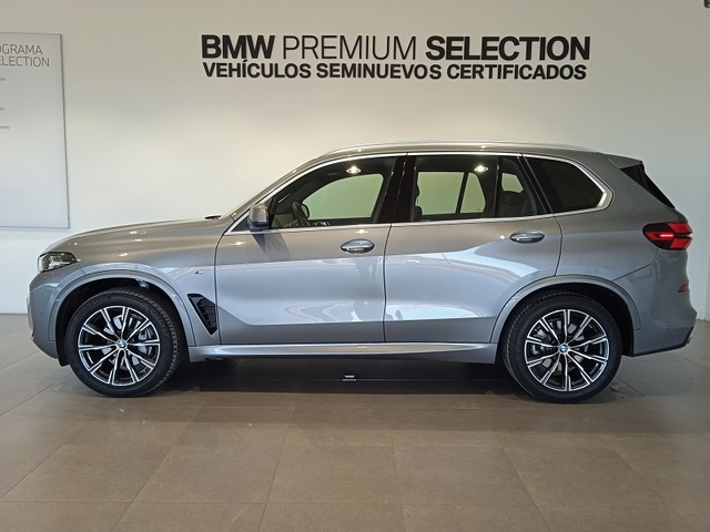 BMW X5 xDrive40d color Gris. Año 2024. 259KW(352CV). Diésel. En concesionario ALBAMOCION CIUDAD REAL  de Ciudad Real