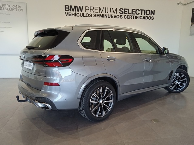 BMW X5 xDrive40d color Gris. Año 2024. 259KW(352CV). Diésel. En concesionario ALBAMOCION CIUDAD REAL  de Ciudad Real