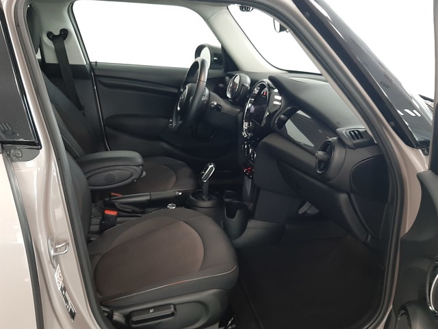 fotoG 16 del MINI MINI 5 Puertas Cooper 100 kW (136 CV) 136cv Gasolina del 2022 en Valencia