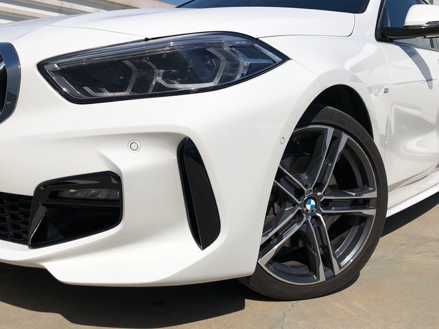 BMW Serie 1 118d color Blanco. Año 2021. 110KW(150CV). Diésel. En concesionario Momentum S.A. de Madrid