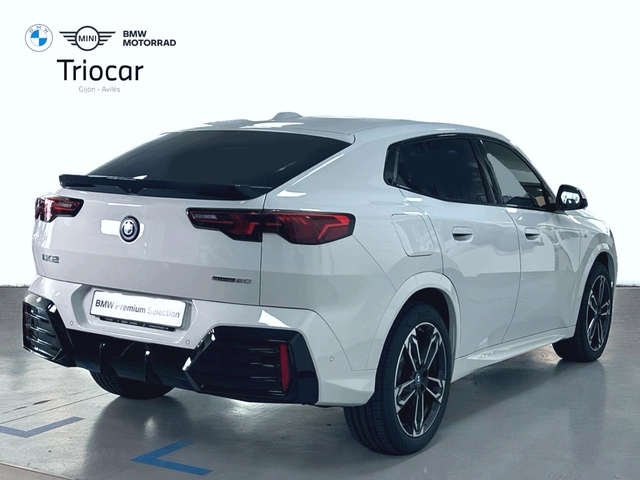BMW iX2 eDrive20 color Blanco. Año 2025. 150KW(204CV). Eléctrico. En concesionario Triocar Gijón (Bmw y Mini) de Asturias